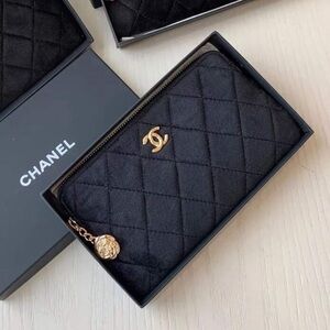 New novelty CC black pouch